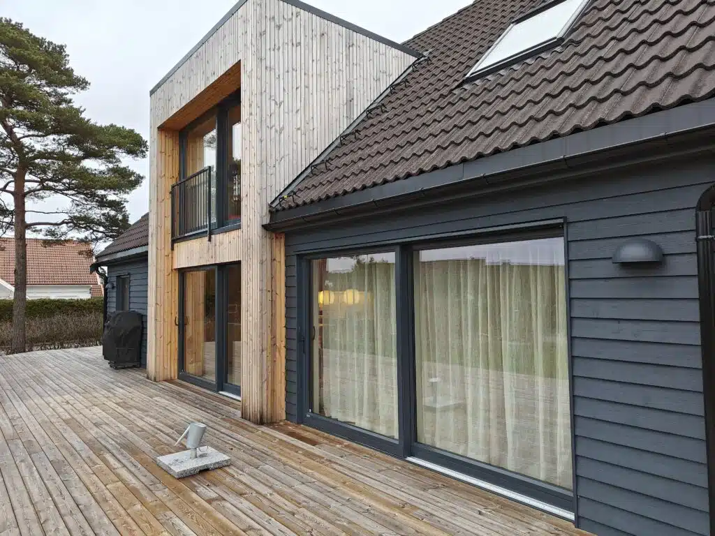 Hus med platting foran