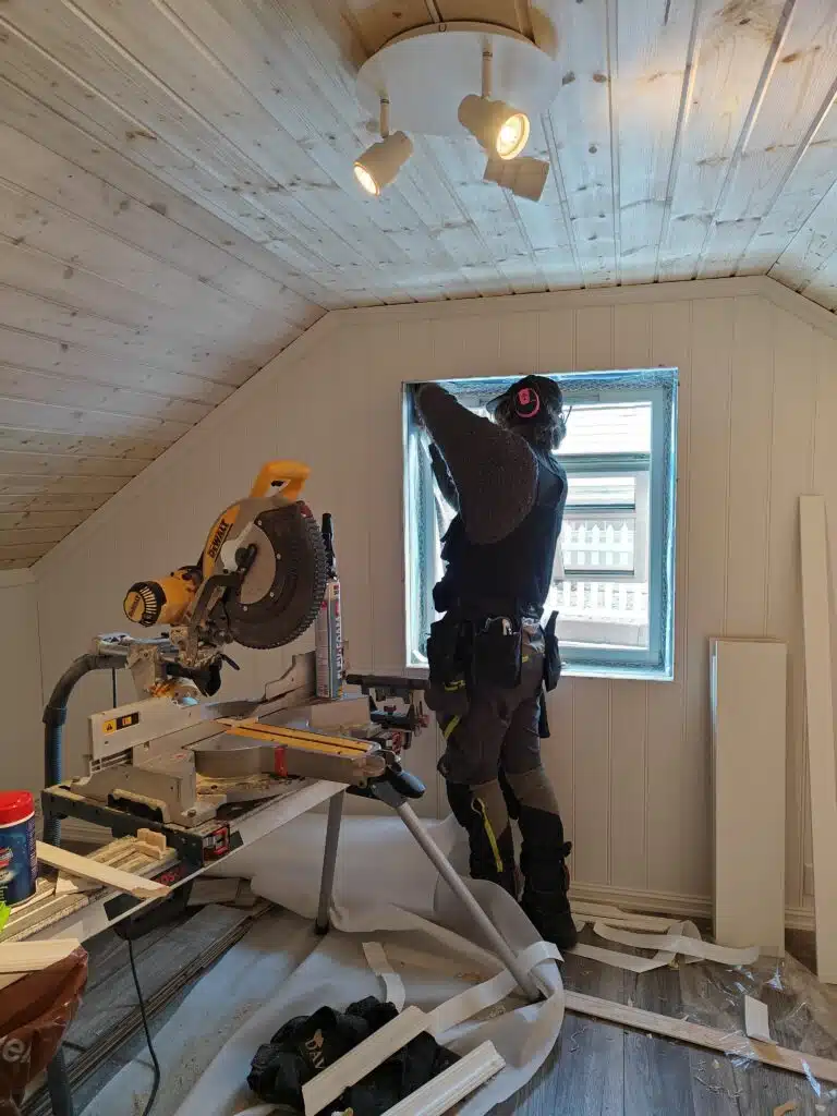 Snekker som utfører arbeid innendørs
